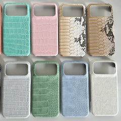 Niche-textured leather semi-rigid case