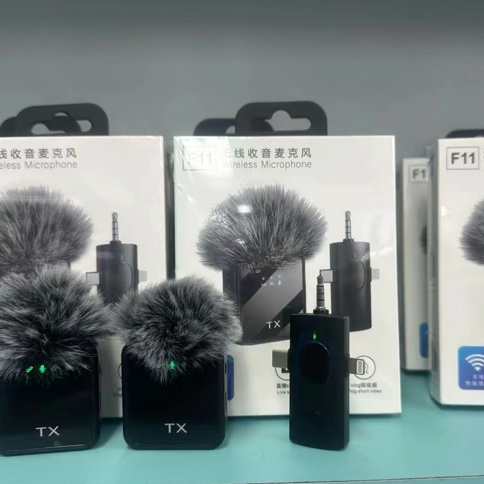 wireless lavalier microphone for mobile live streaming, compact wireless microphone for recording and audio capture